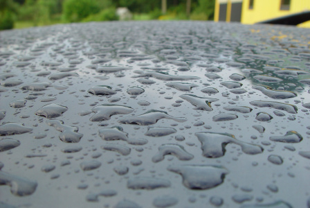 Regen auf Autodach, Schweden